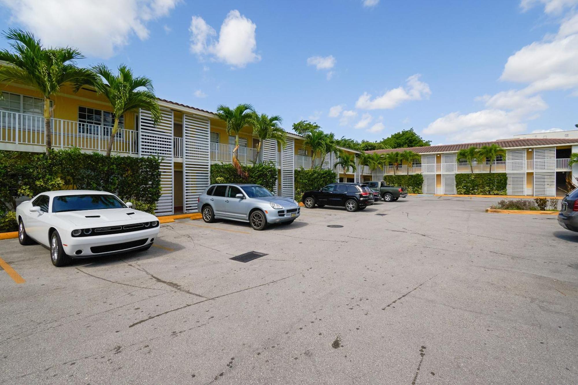 Oyo Hotel Coral Gables - Miami Airport Exterior photo